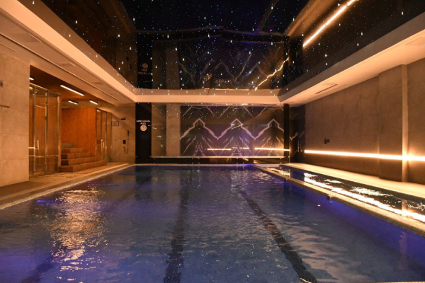 استخر و جکوزی در باشگاه امیر غزل