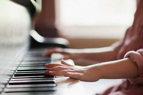 چرا پیانو بهترین گزینه برای آغاز یادگیری موسیقی است؟