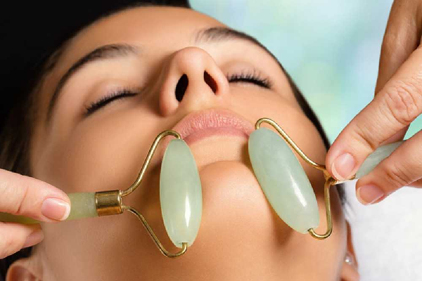 فیشیال صورت همراه با ماساژ در سالن زیبایی نگین تاج