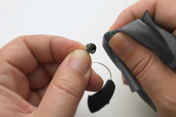 نکات مراقبتی از سمعک برای افزایش طول عمر