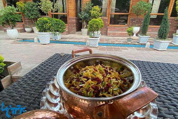باغ رستوران بهشاد، با کلبه‌های چوبی در تهران