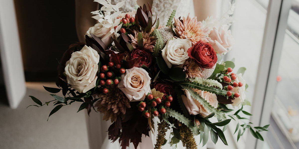 دسته گل عروس با رز و گل خشک