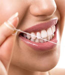 اهمیت استفاده از نخ دندان، چرا مسواک به‌تنهایی کافی نیست؟