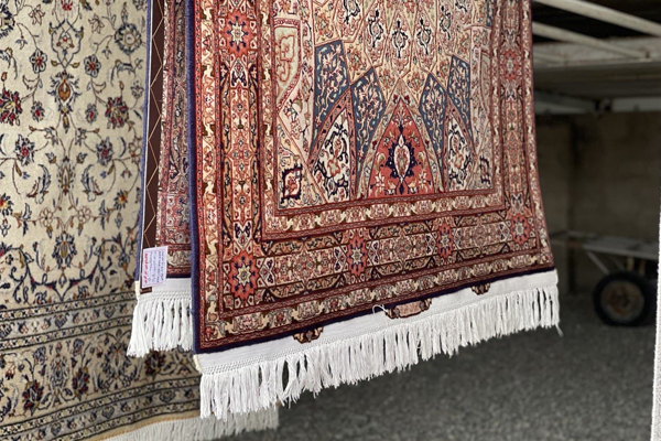 چه نوع مواد شوینده‌ای برای قالی ابریشم مناسب است؟ 