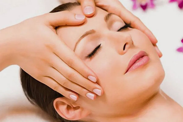 نحوه انجام ماساژ صورت چگونه است؟