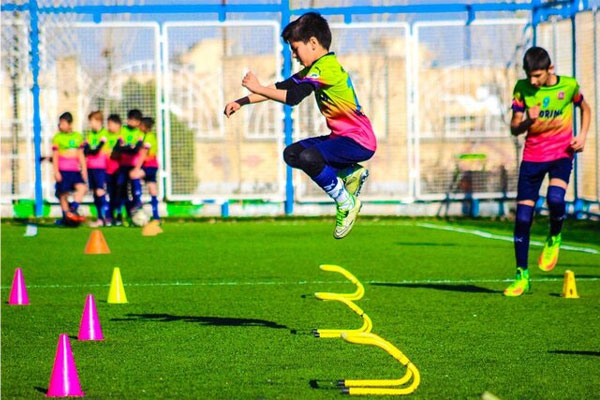 تفاوت مدرسه فوتبال معمولی با آکادمی حرفهای چیست؟