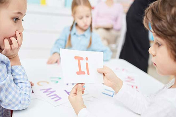 بهترین سن برای شروع آموزش زبان به کودک