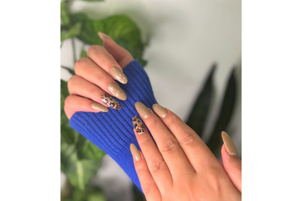 مراقبت از ناخن های کاشته شده