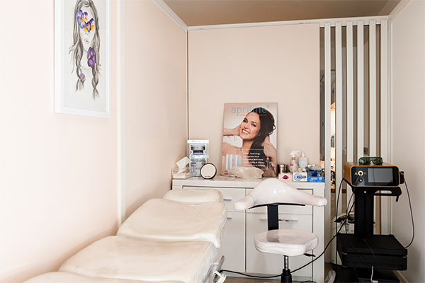 تزریق هیر فیلر توسط دکتر بنفشه علایی