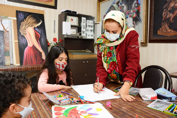 تصویر کلاس آموزشی نقاشی کودک - آموزشگاه هنرهای تجسمی قلم های آبی